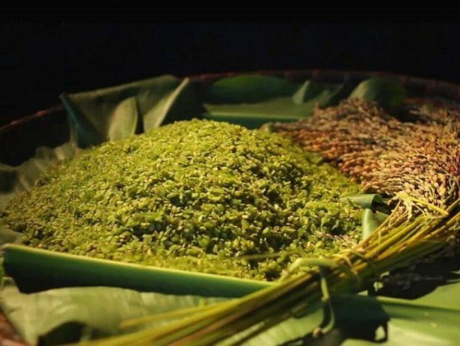 Những năm trước, giá cốm xanh Tây Bắc thường là 180.000 đồng/kg, được rất nhiều khách đặt hàng. Nhưng năm nay, do ảnh hưởng bởi dịch Covid-19, loại cốm xanh không xuất khẩu được và tiêu thụ đi các tỉnh cũng rất chậm. Bởi thế, giá cốm giảm mạnh, chỉ bằng một nửa so với giá năm trước.