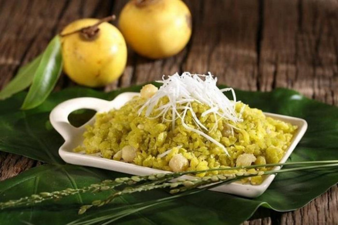 Cốm xanh ăn không đã ngon nhưng khi được kết hợp với những nguyên liệu khác còn tạo nên một phong vị độc đáo, càng ăn càng ghiền. Món xôi cốm dẻo thơm là sự quyện hòa của sắc xanh mát mắt với màu vàng đậu xanh, sắc trắng của dừa nạo tạo nên món ăn không chỉ ngon mà còn bắt mắt.