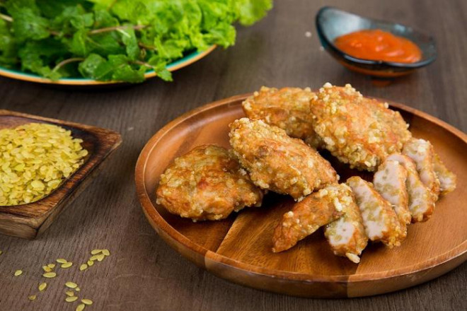 Chả cốm cũng là một món bạn không nên bỏ qua. Những viên chả tròn với nhân thịt vừa hương thơm nhẹ từ cốm, lại có độ ngậy béo của mỡ, vịt ngọt của thịt kích thích vị giác.