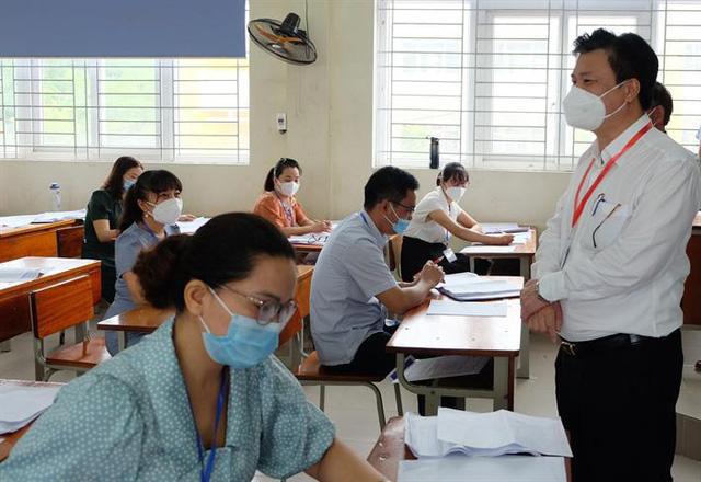Thứ trưởng Bộ GD - ĐT Nguyễn Hữu Độ kiểm tra công tác chấm thi tốt nghiệp đợt 1 kỳ thi tốt nghiệp THPT 2021.