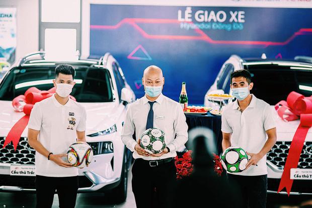 Đình Trọng chụp ảnh trong lễ bàn giao xe.