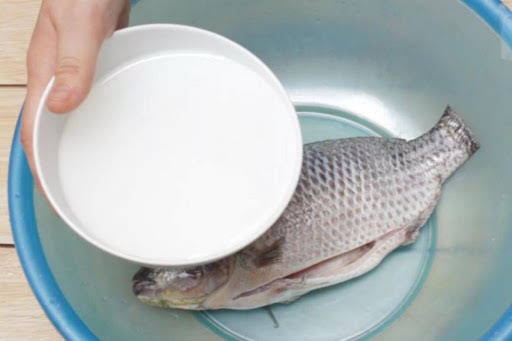 Rửa cá chỉ cần áp dụng 3 mẹo sau đảm bảo cá thơm ngon, hết sạch mùi tanh - 2