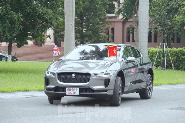 Chiếc xe chạy hoàn toàn bằng điện Jaguar I-PACE đầu tiên tại Việt Nam mang biển số ngoại giao đưa Bộ trưởng Robert Ben Lobban Wallace tới Bộ Quốc phòng Việt Nam hội đàm với Đại tướng Phan Văn Giang. Ảnh: Nguyễn Minh