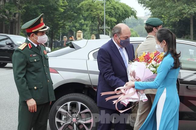 Lễ tân Bộ Quốc phòng Việt Nam tặng hoa chào đón ông Robert Ben Lobban Wallace tới dự hội đàm. Ảnh: Nguyễn Minh