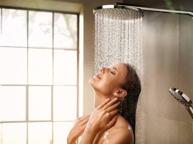 Làm đẹp - Vì sao bạn không nên dùng vòi sen rửa mặt khi tắm