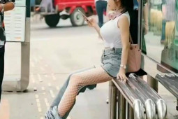 Giới trẻ chuộng xu hướng quần rách nát kỳ dị