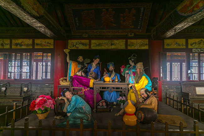 Bước vào bên trong tháp Bồng Lai, bạn sẽ dễ dàng nhìn thấy 8 vị thần đang ngồi với nhau. Mỗi người có một sức mạnh kỳ diệu của mình.
