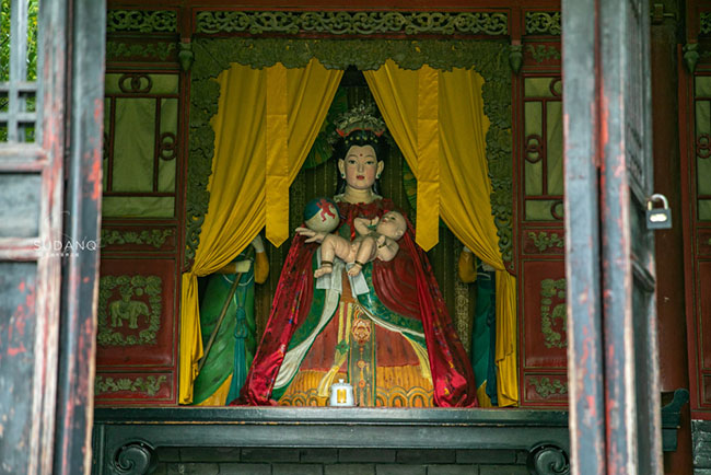 Nếu đến đây, bạn không thể bỏ lỡ cung điện Long Vương và cung điện Thiên Châu. Phần lớn mọi người sẽ đến đây cầu nguyện và kể cho nhau về về truyền thuyết của các vị thần.
