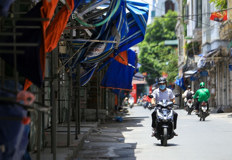 Tuy nhiên, theo chị Thu Hằng, một người bán quần áo tại chợ Xanh cho biết: “Thời điểm dịch bệnh căng thẳng,&nbsp;việc bán online chỉ để kiếm thêm thu nhập hàng ngày và tiêu thụ dần số hàng cũ chứ thực chất không mang lại thu nhập nhiều”.