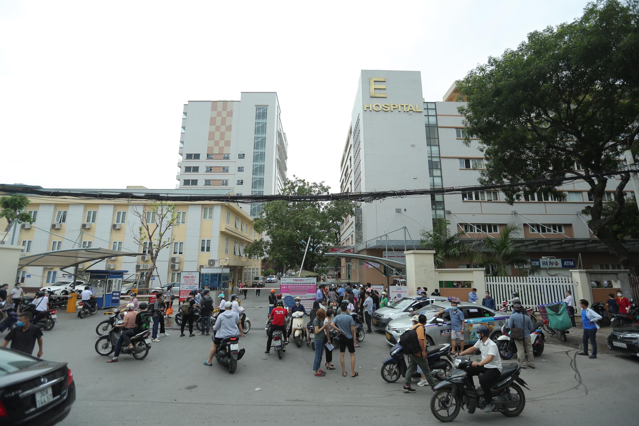 Người dân chen chân chờ tiêm vaccine ở Hà Nội - 1