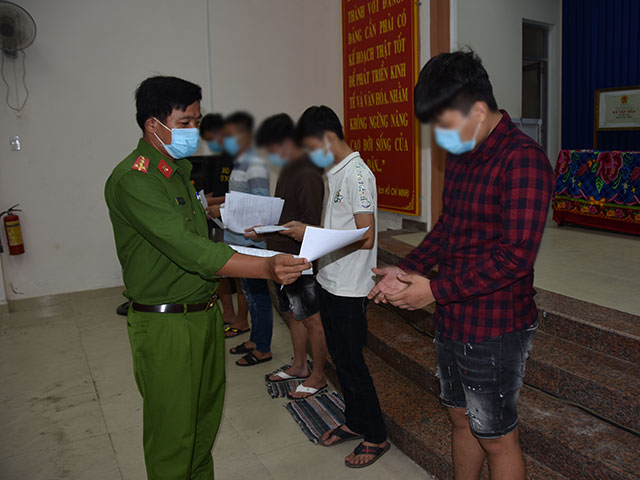 Công an xã Hữu Đạo triển khai quyết định xử phạt hành chính các đối tượng