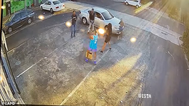 Hai tên cướp dùng súng uy hiếp các nạn nhân. Ảnh: LAPD