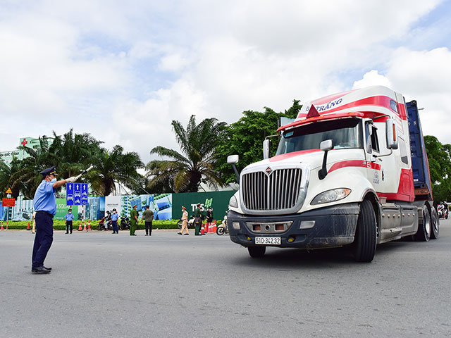 Xe chở hàng lưu thông trong vùng giãn cách không cần đăng ký giấy nhận diện (ảnh: Lê Quân)