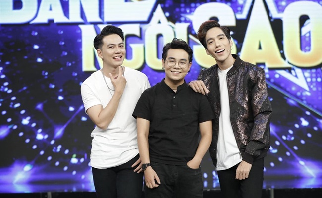 Nguyễn Huy nhận show đi hát, tham gia nhiều chương trình truyền hình: Ca sĩ ẩn danh, Bản lĩnh ngôi sao,...
