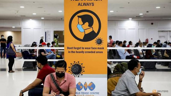 Người dân&nbsp;chờ được tiêm vaccine ngừa COVID-19 của AstraZeneca tại một trung tâm tiêm chủng ở Kuala Lumpur, Malaysia vào ngày 5-5. Ảnh: REUTERS