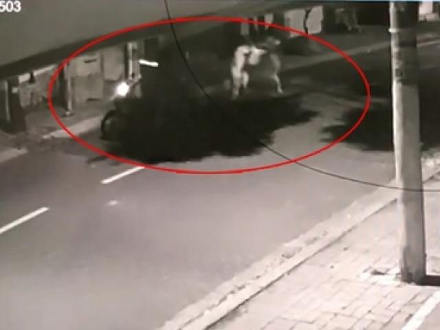 Phi thường - kỳ quặc - Vụ clip cha cùng con gái chống trả nhóm trộm chó: "Cẩu tặc" xịt hơi cay vào mặt chủ nhà