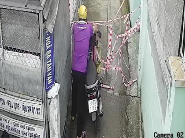 Tin tức trong ngày - CLIP: Người đàn ông tháo dây để vào khu có 4 F0 ở Hóc Môn