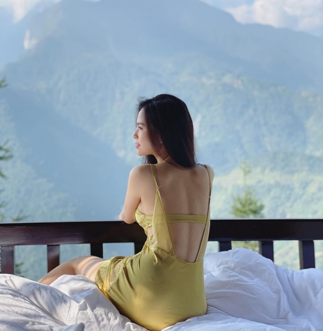 Người đẹp từng có thời gian dài ở ẩn kể từ sau khi vướng scandal clip nhạy cảm. Sau đó, cô cũng ít khi cập nhật trên mạng xã hội.

