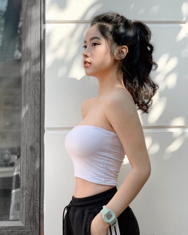 Trước khi có được dáng người gợi cảm như hiện tại, Hàn Hằng từng khá gầy gò. Sau đó cô quyết định tập gym để thay đổi.&nbsp;
