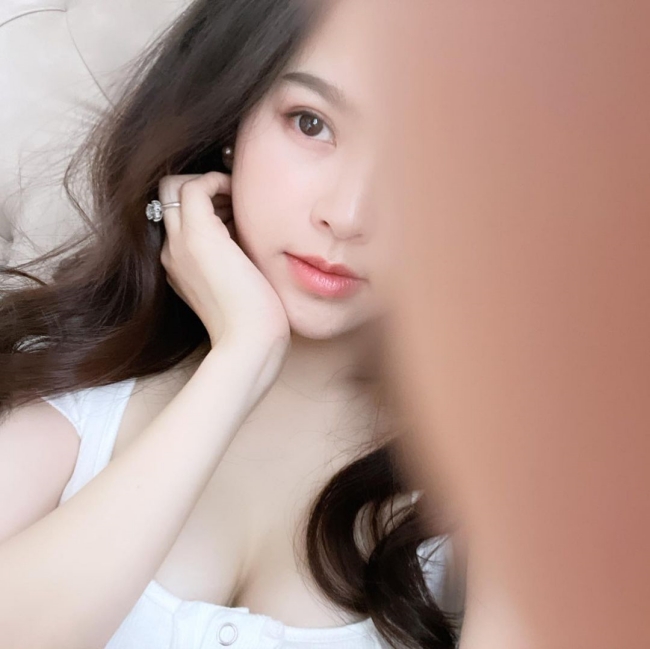 Cách đây ít lâu, cô có đăng tải hình ảnh selfie trên trang cá nhân. Hiếm hoi, Phi Huyền Trang mới có động tĩnh trên mạng xã hội.
