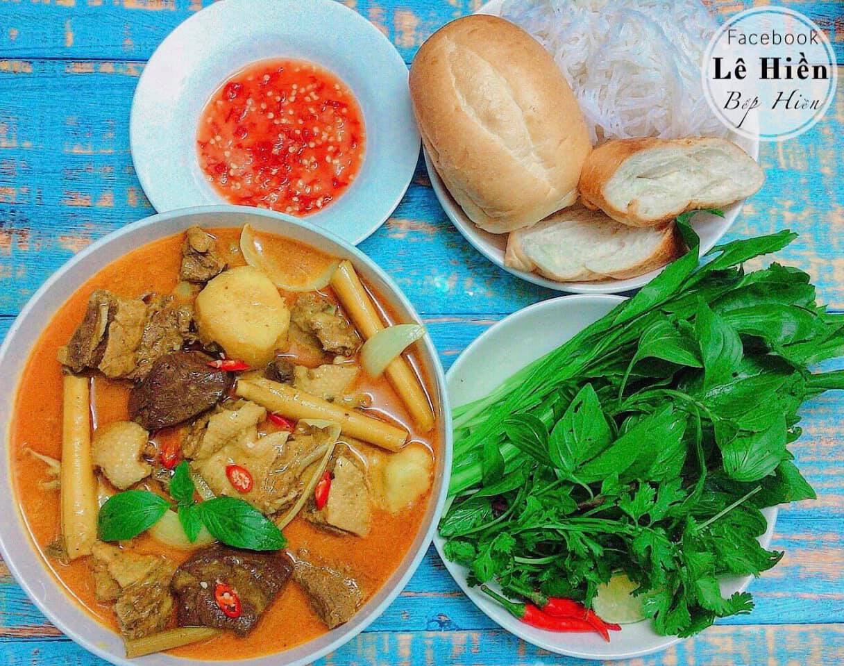 Khi ăn cho cà ri vịt ra tô, ăn kèm lá quế, ngò gai, bún, bánh mì, cơm, thịt vịt chấm cùng muối ớt rất đậm vị.