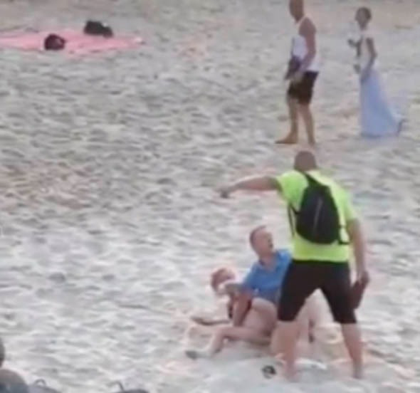 Cặp đôi thản nhiên "quan hệ" trên bãi biển, bị người xung quanh nhắc nhở. Ảnh: News Dog Media