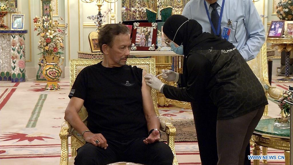 Quốc vương Bruinei Hassanal Bolkiah tiêm vaccine Covid-19 tại cung điện hoàng gia vào ngày 1.4.2021.