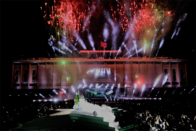 Người hâm mộ dường như vỡ oà trong sự háo hức bên giây phút chào đón sản phẩm mới