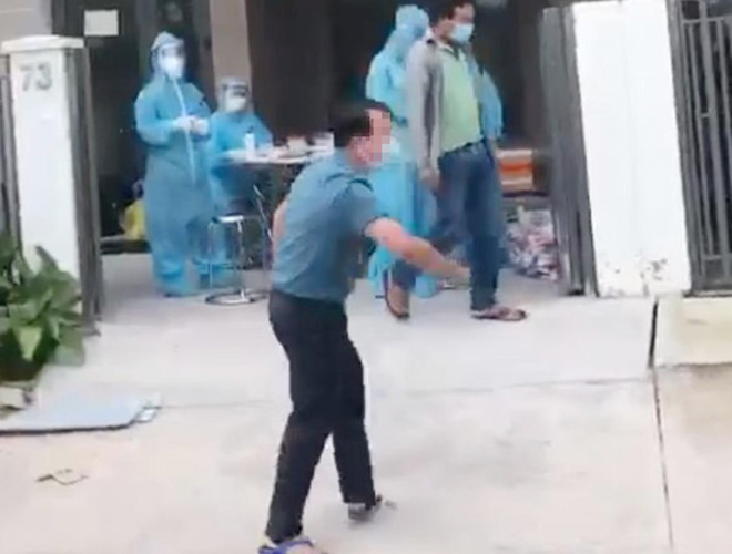 Sau đạp đổ bàn lấy mẫu xét nghiệm COVID-19, ông Q. tiếp tục chửi bới.
