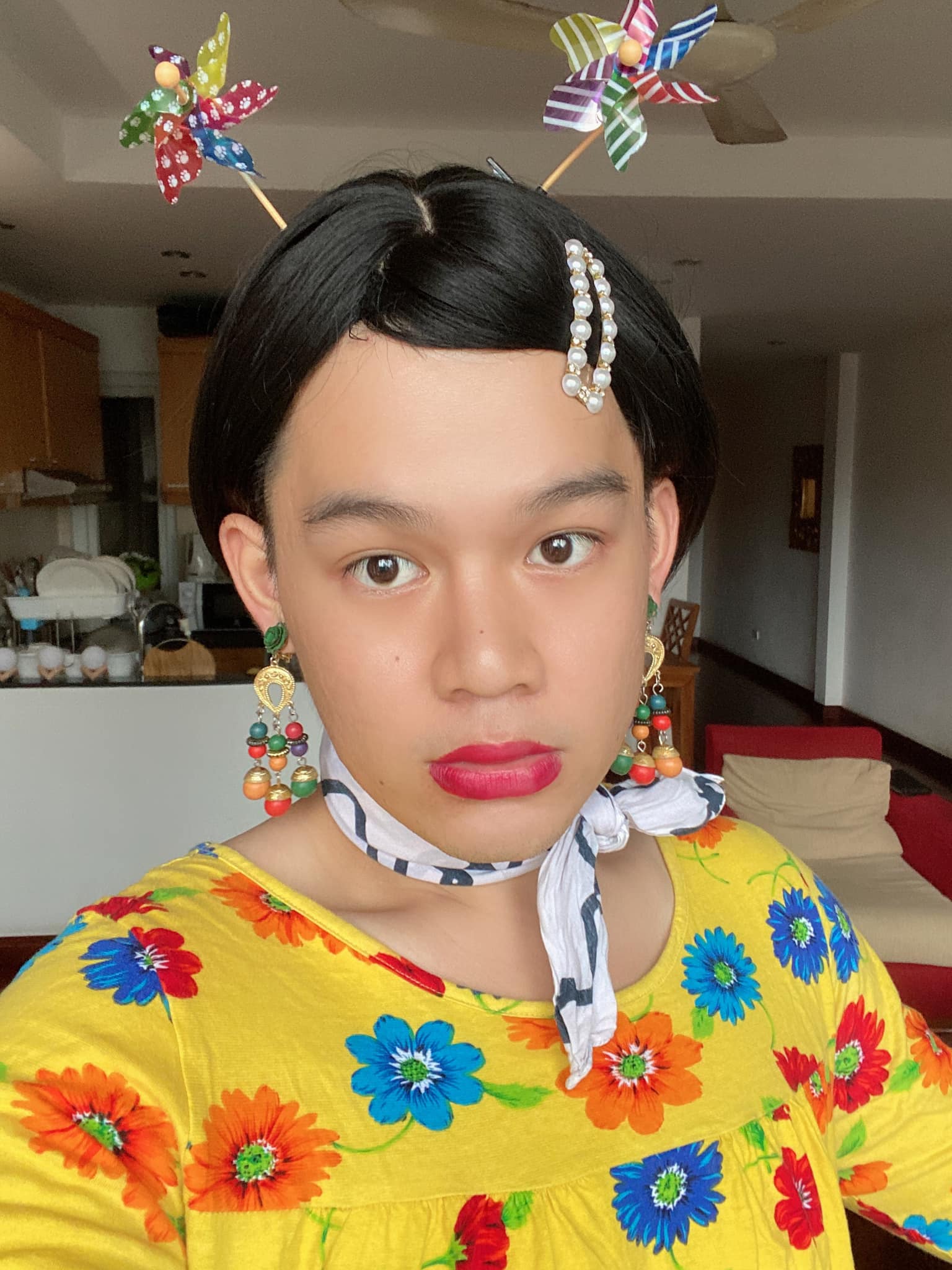 Long Chun gây ấn tượng với những clip giả gái duyên dáng