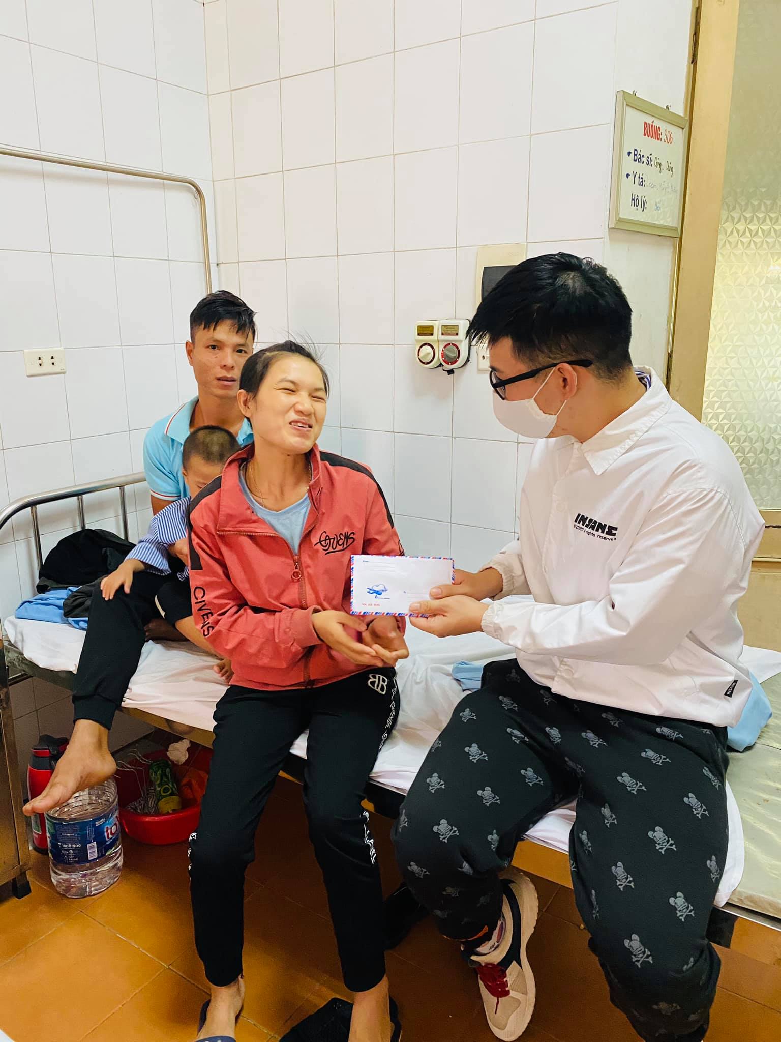 Long Chun thường xuyên hoạt động từ thiện, giúp đỡ những người có hoàn cảnh khó khăn.