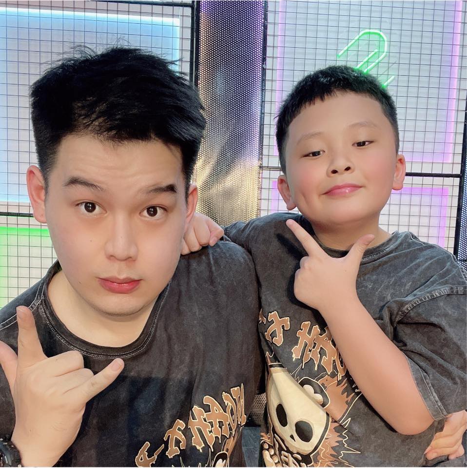 Gần đây mỗi clip của Long Chun đều có sự góp mặt của em trai cùng cha khác mẹ Long bé. Nét diễn xuất tự nhiên cùng ngoại hình tươi sáng của Long bé rất thu hút khán giả.