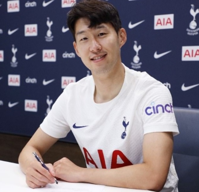 Son Heung Min trong buổi lễ gia hạn hợp đồng với Tottenham