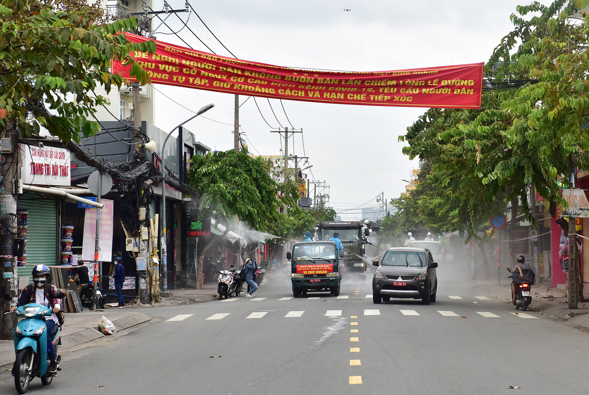 Ảnh: Ngày đầu ra quân phun hoá chất tiêu độc, khử khuẩn toàn bộ TP.HCM - 7