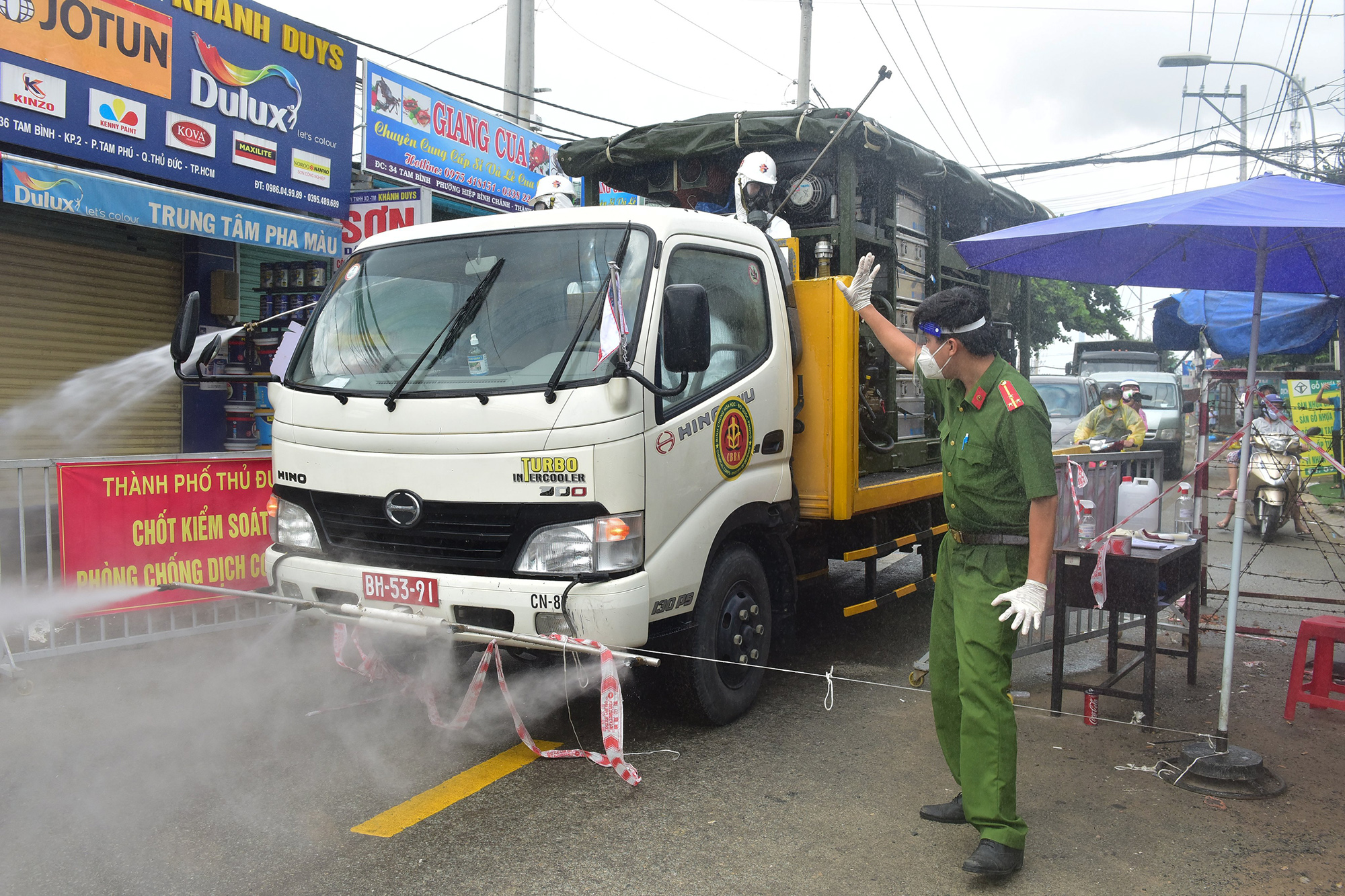 Ảnh: Ngày đầu ra quân phun hoá chất tiêu độc, khử khuẩn toàn bộ TP.HCM - 8