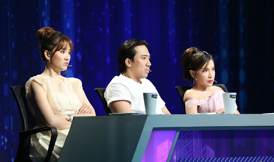 Trấn Thành, Hari Won cùng giám khảo khách mời Khả Như tại vòng bán kết