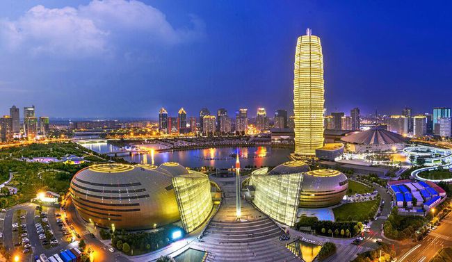 Hình ảnh khung cảnh thành phố Trịnh Châu về đêm không hề thua kém thành phố nào trên thế giới.
