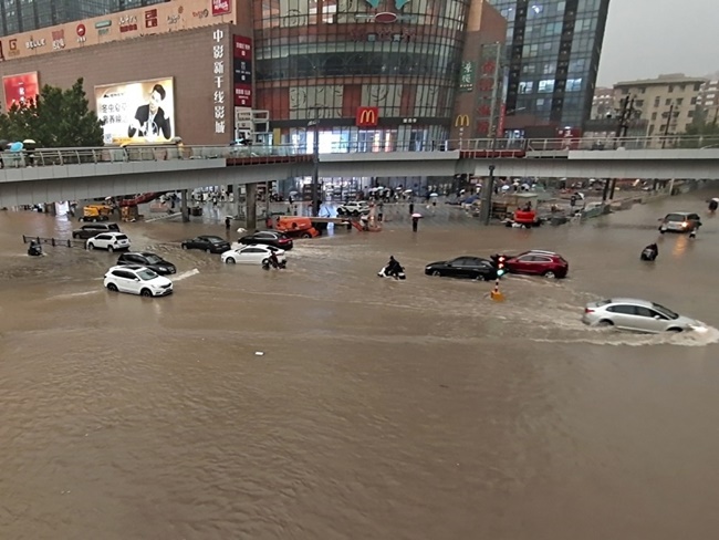 Nhiều tuyến tàu điện ngầm và đường phố ngập chìm trong nước và ô tô trôi dạt trên đường phố.
