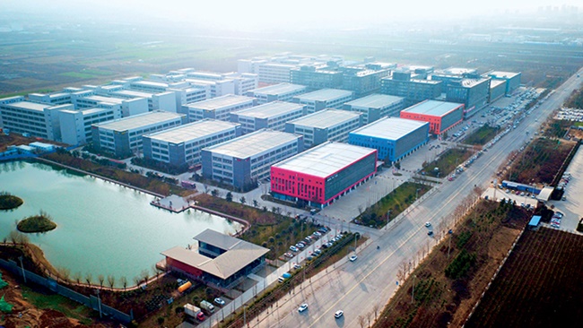 Trịnh Châu là trung tâm sản xuất lớn của Trung Quốc với mạng lưới các khu công nghiệp và khu công nghệ rộng lớn, bao gồm Khu phát triển công nghiệp công nghệ mới và cao Trịnh Châu, Khu phát triển kinh tế và công nghệ Trịnh Châu và Khu kinh tế sân bay Trịnh Châu (ZAEZ).
