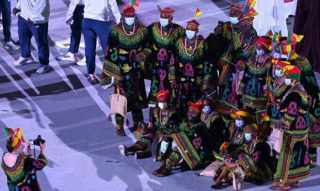 Đoàn thể thao Cameroon mang sắc phục
dân tộc