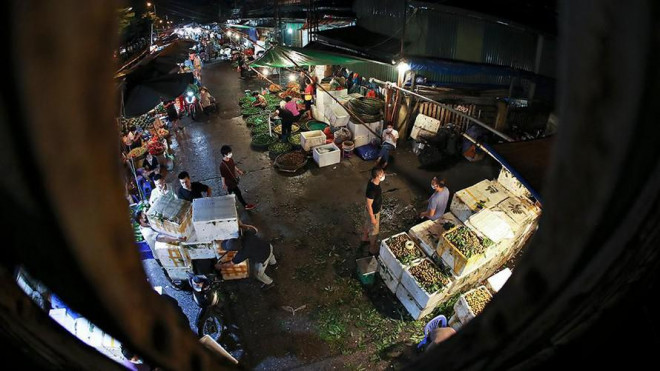 Chợ đêm Long Biên tấp nập trước giờ Hà Nội cách ly chống dịch COVID-19 - 1