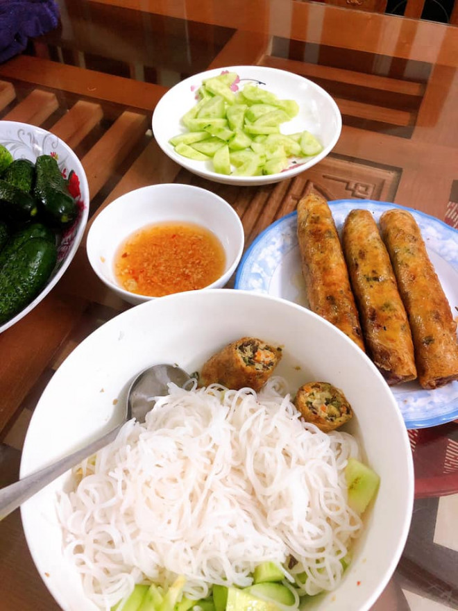 Món nem vàng giòn của chị Hương