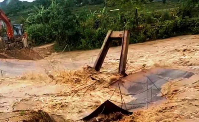 Cầu tạm ở xã Quang Chiểu bị cuốn trôi khiến 3 bản của xã này bị cô lập. Ảnh: NDCC