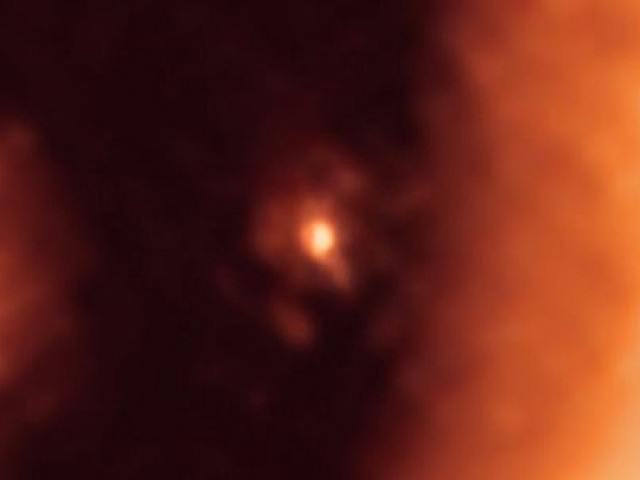 Công nghệ thông tin - Lần đầu phát hiện một hành tinh sơ sinh đang... "sinh con"