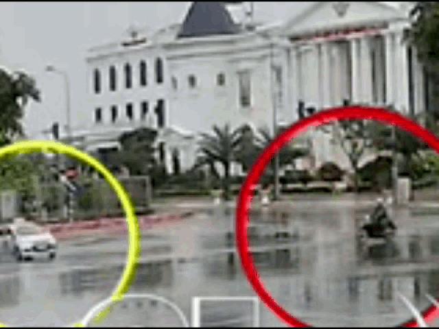 Tin tức trong ngày - Clip: Vượt đèn đỏ, người đàn ông bị taxi tông văng lên nắp capo