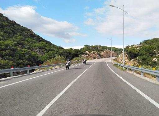 Tuyến đường ven biển TP Phan Rang - Hang Rái - Vĩnh Hy - Bình Tiên - Ảnh: Kỳ Nam