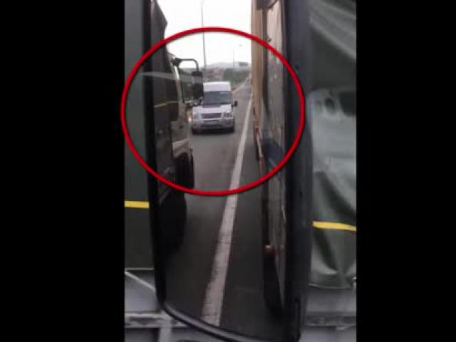 Tin tức trong ngày - Clip: Cái kết "ê chề" cho ô tô chiếm đường xe ngược chiều để thoát tắc đường