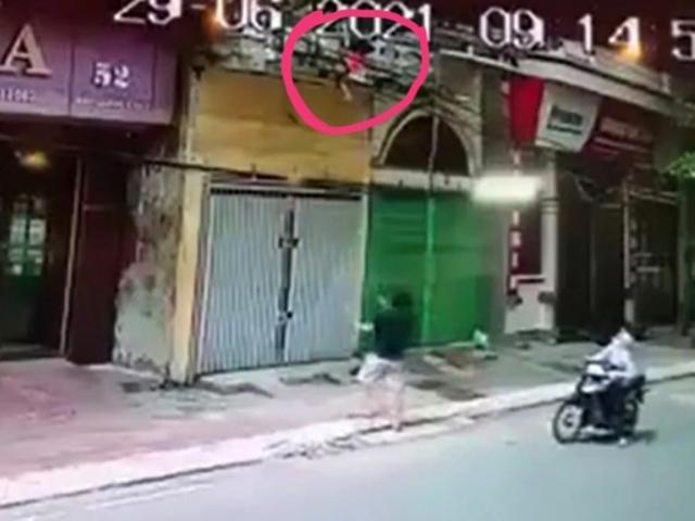 Tin tức trong ngày - Tin tức 24h qua: Người đàn ông đỡ bé gái rơi từ tầng 2 xuống đường được ủng hộ tiền xây nhà mới