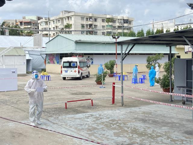 Tin tức trong ngày - Cận cảnh khu cách ly, điều trị F0 tại sân bóng đá ở TP.HCM