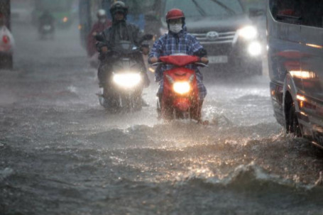Áp thấp cách bờ biển Nam Định-Ninh Bình 130km, mưa to trút xuống nhiều nơi